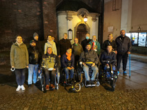 Grupowe zdjęcie członków stowarzyszenia przed kościołem